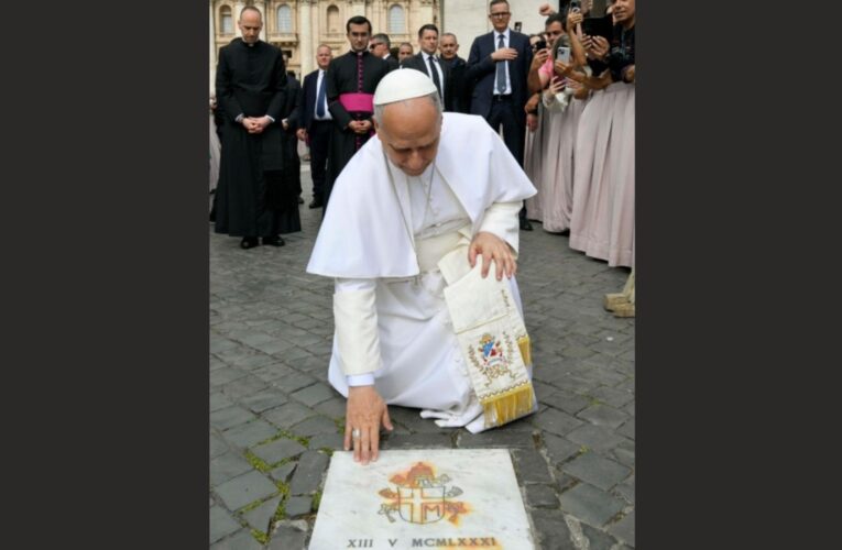León XIV reza en el lugar donde dispararon en 1981 a Juan Pablo II