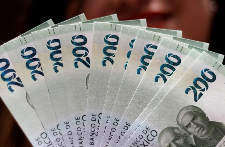 El peso mexicano se deprecia 2.61 % en abril, pero registra avance en lo que va del año