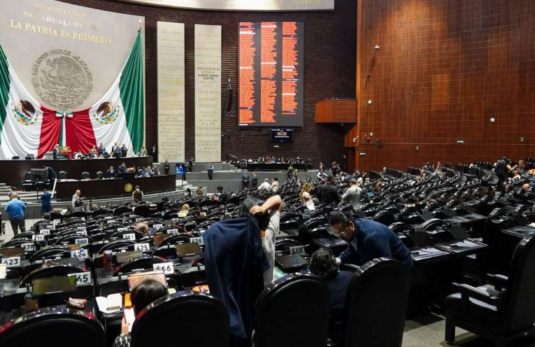 Morena usa su mayoría para aprobar reformas de madrugada tras sesión de 32 horas